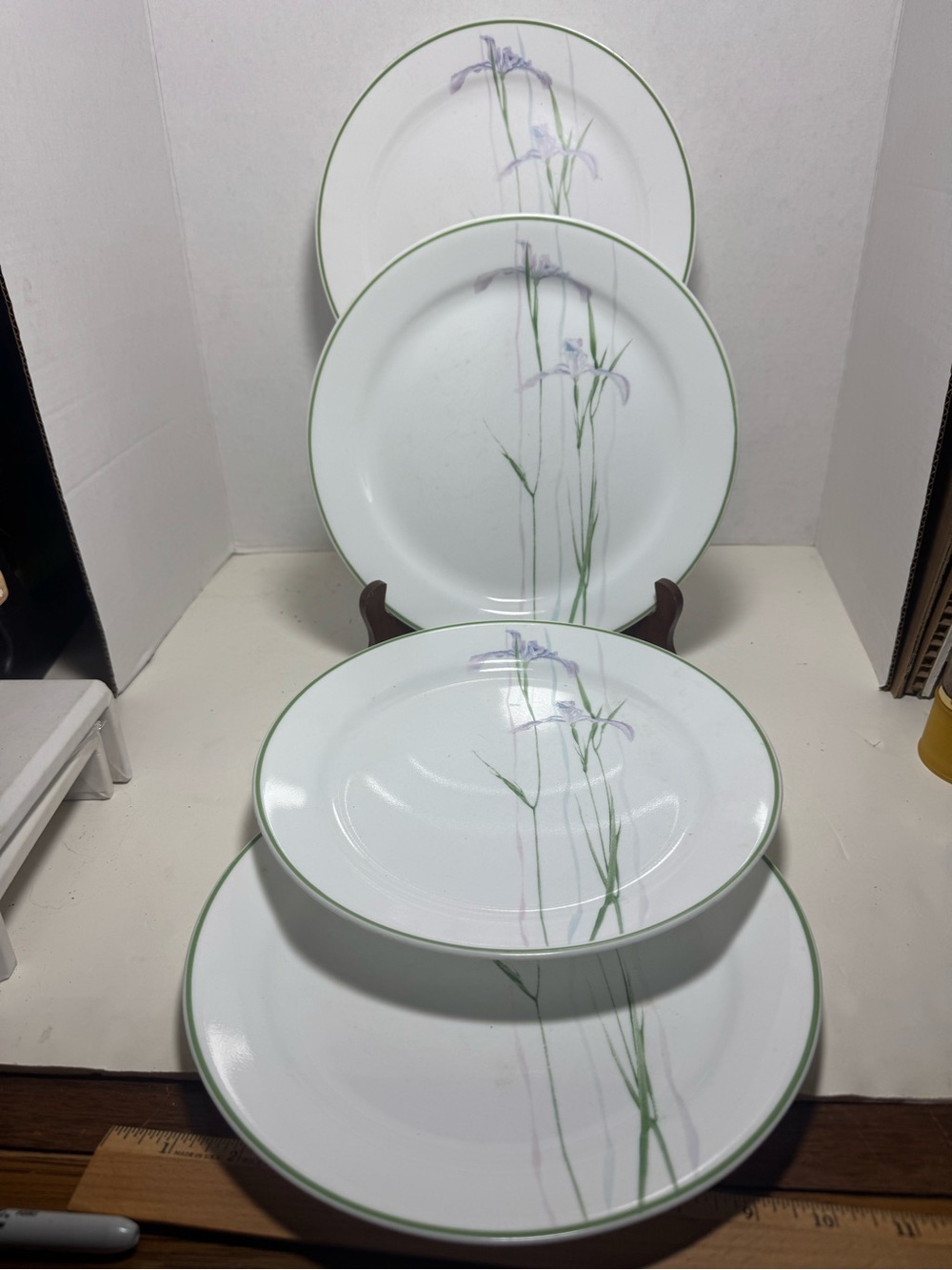Set a 4CORELLE shadow Iris, dinner plates, green white and purple color 10.25 in